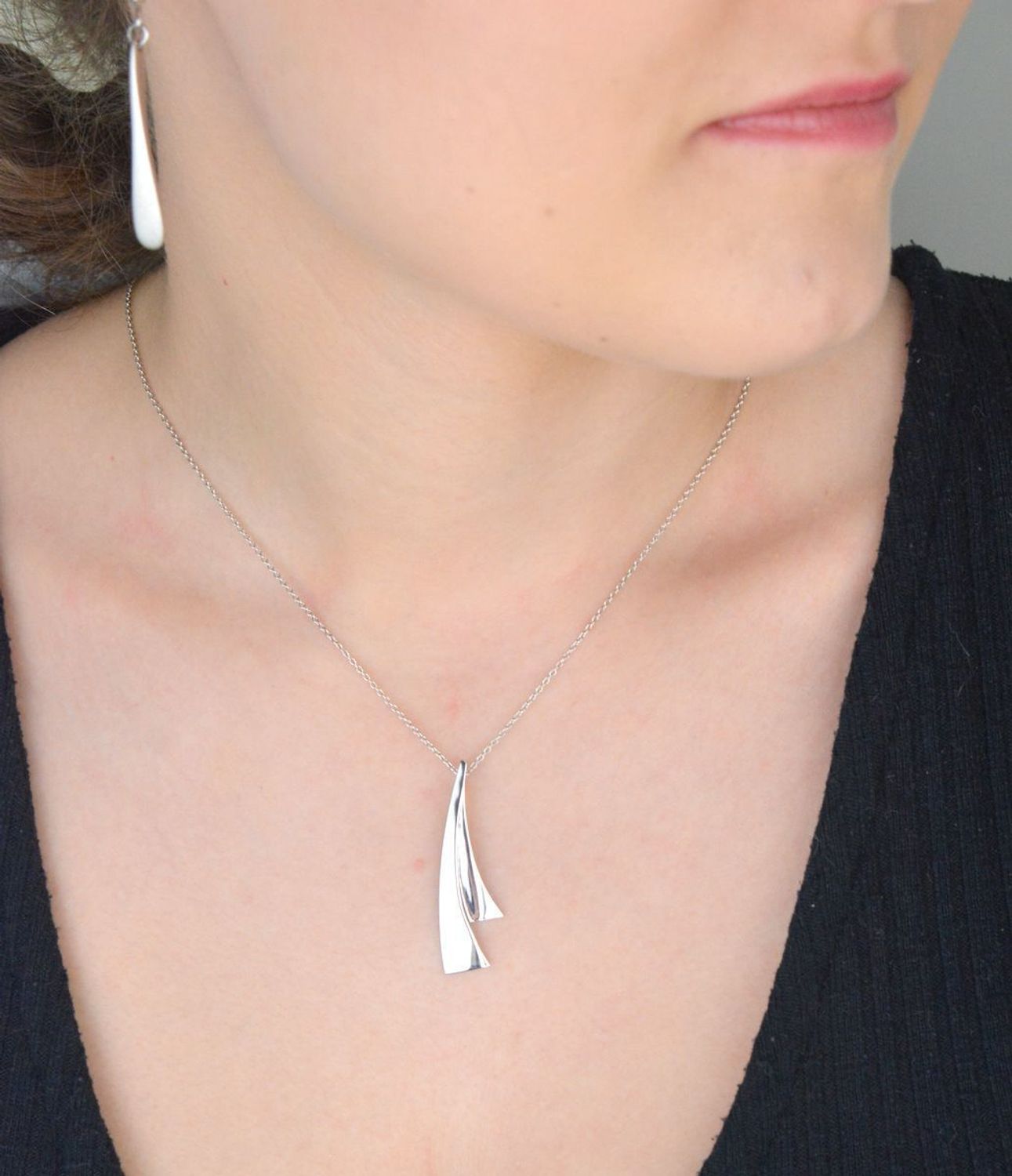 Elegancki srebrny naszyjnik próba 925 z geometryczną zawieszką. Długość naszyjnika 40 cm + 5 cm przedłużenie, waga 3,97 g. Doskonały wybór na prezent.1.jpg